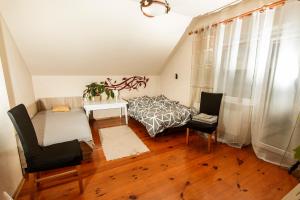 1 dormitorio con 1 cama, mesa y sillas en AzyLw25, en Starachowice