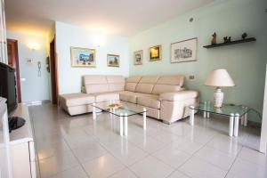 Area tempat duduk di CASA CHIARINA breathtaking sea view