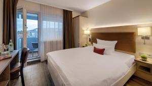 Giường trong phòng chung tại Hotel Newton Heilbronn