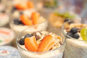 un tazón de vidrio de comida con frutas y frutos secos en Flöckner B&B, en Salzburgo