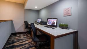 - un bureau avec un ordinateur dans l'établissement Chicago Southland Hotel, à Oak Forest