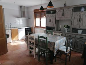 Cuisine ou kitchenette dans l'établissement Casa Rural el Enebral en Potes Picos de Euopa