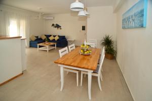 Imagine din galeria proprietății The Bluehouse - Spacious top floor flat with parking, by Mon Repos beach în Corfu