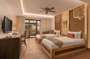 Cama ou camas em um quarto em Crimson Resort and Spa - Mactan Island, Cebu