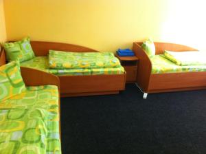 Una cama o camas en una habitación de Molodizhniy Hostel