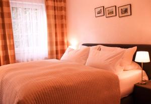 Cama ou camas em um quarto em Landhotel-Restaurant Schwalbennest