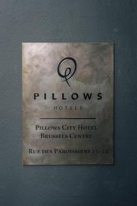 een bord op een muur met het Phillipsips hotel bij Pillows City Hotel Brussels Centre in Brussel