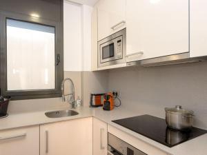 A cozinha ou cozinha compacta de Apartment Poblenou by Interhome