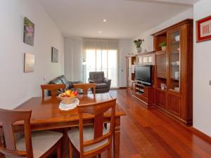 Uma TV ou centro de entretenimento em Apartment Poblenou by Interhome