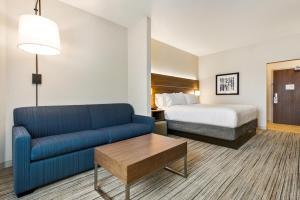 Postelja oz. postelje v sobi nastanitve Holiday Inn Express & Suites - Carrollton West, an IHG Hotel