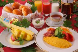 uma mesa com pratos de comida e uma chávena de chá em Chuzenji Pension em Nikko