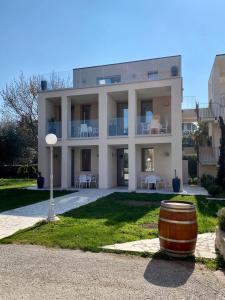 Um edifício com um barril à frente. em Villa Pioppi Hotel em Sirmione