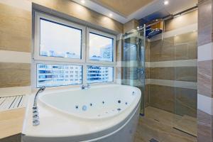 Kamar mandi di Hammam , big Jacuzzi ,Sauna , 2 bedroom , Khrechatik