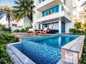 uma casa com piscina em frente a uma casa em Hodges Bay Resort & Spa em São João