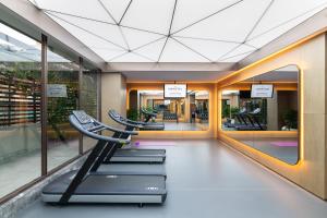 - une salle de sport avec une rangée de chaises dans un bâtiment dans l'établissement Novotel Xi'an The Bell Tower, à Xi'an