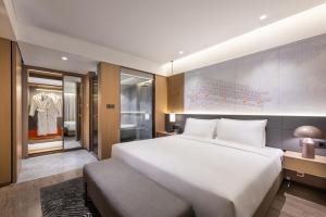 Cama ou camas em um quarto em Novotel Xi'an The Bell Tower