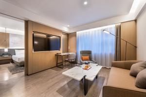 Uma TV ou centro de entretenimento em Novotel Xi'an The Bell Tower