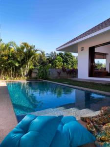 una piscina di fronte a una casa di The Serai Chickmagalur a Chikmagalūr