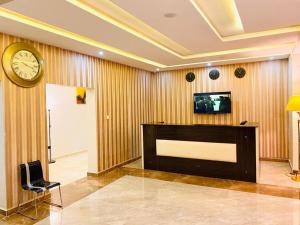 Uma TV ou centro de entretenimento em MayFair Hotel Maitama Abuja