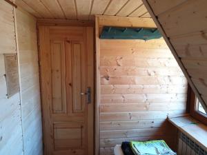 una camera con porta in una cabina di legno di Bacówka PTTK Jaworzec a Wetlina