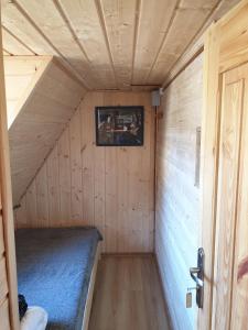 una piccola camera con un letto in una casa di legno di Bacówka PTTK Jaworzec a Wetlina