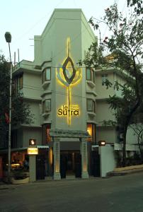 Le Sutra Hotel, Khar, Mumbai في مومباي: مبنى مكتوب عليه staza