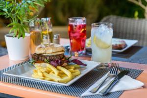 een bord met een hamburger en frietjes op een tafel bij Alcudia Petit - Turismo de Interior in Alcudia