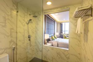 bagno con doccia e specchio di Savan Resorts a Savannakhet