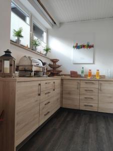 una cucina con armadi in legno e piano di lavoro di Hotel Novostar a Kassel