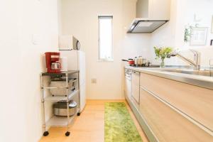 CuteFamilyHouse! 3LDK 6minShinjuku 3minJRsta Cozy,Fun,Bright! KidsFree Under6yrs में रसोई है