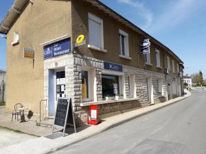 un edificio sul lato di una strada di Le Corto a Savigny-Lévescault