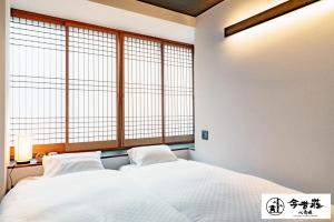 Llit o llits en una habitació de KONJAKUSO Osaka Shinsaibashi "TARUKAISEN" Rooftop SPA