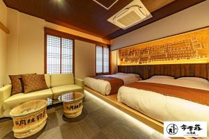 Llit o llits en una habitació de KONJAKUSO Osaka Shinsaibashi "TARUKAISEN" Rooftop SPA