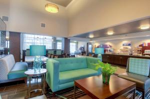 Seating area sa Holiday Inn Express Hotel & Suites Carlsbad Beach, an IHG Hotel