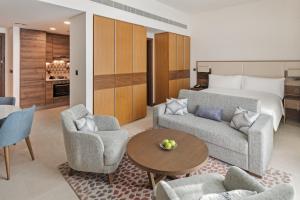 Гостиная зона в Staybridge Suites Dubai Al-Maktoum Airport, an IHG Hotel