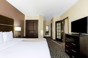 La Quinta by Wyndham Denver Gateway Park में एक कमरे में एक या कई बेड