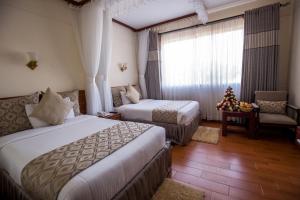 Chambre d'hôtel avec 2 Lits et un sapin de Noël dans l'établissement Sirikwa Hotel, à Eldoret