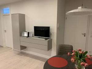 A television and/or entertainment centre at Ferienwohnung Susanne