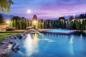 The swimming pool at or close to Majestic Hotel & Spa Resort