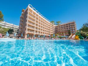 A piscina localizada em Golden Avenida Family Suites 4* ou nos arredores