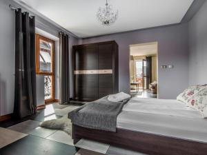 Kama o mga kama sa kuwarto sa Villa Magnat SPA, JACUZZI, SAUNA, TĘŻNIA SOLANKOWA