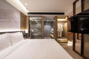 Cama ou camas em um quarto em Novotel Xi'an The Bell Tower