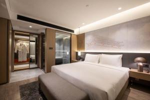 Cama ou camas em um quarto em Novotel Xi'an The Bell Tower