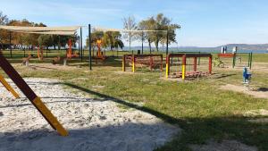 um parque com um parque infantil com um baloiço em Lelle Resort B26 em Balatonlelle