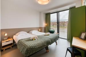 Stayokay Hostel Maastricht房間的床