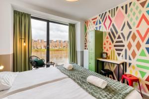 Stayokay Hostel Maastricht房間的床