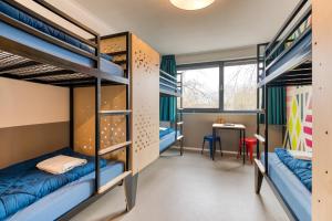 Stayokay Hostel Maastricht房間的床