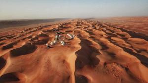 una vista aérea de un desierto con un grupo de animales en Alsarmadi Desert Camp, en Shāhiq