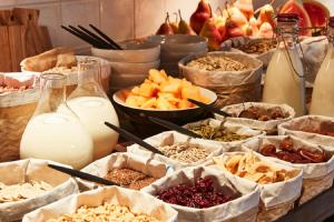 un buffet composé de différents types de denrées alimentaires et de lait dans l'établissement Steigenberger Airport Hotel Amsterdam, à Schiphol