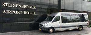 un camion blanc garé devant un hôtel d'aéroport dans l'établissement Steigenberger Airport Hotel Amsterdam, à Schiphol